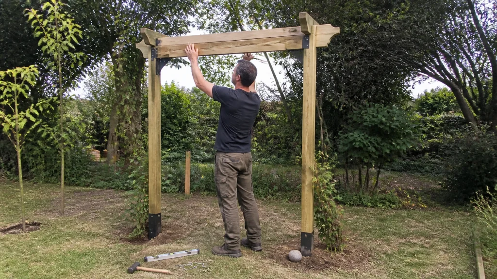 Illustration éditoriale pour l’article « Réussir la fabrication d'une arche de jardin robuste »